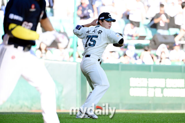 21일 오후 인천SSG랜더스필드에서 진행된 '2025 신한 SOL뱅크 KBO 리그' 두산-SSG의 경기. SSG 박시후가 8회초 두산 안재석의 타구를 잡아 1루로 송구하고 있다./마이데이리