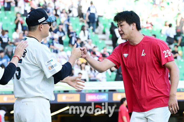21일 오후 인천SSG랜더스필드에서 진행된 '2025 신한 SOL뱅크 KBO 리그' 두산-SSG의 경기. SSG 이숭용 감독이 7-3으로 승리한 뒤 선발 김광현과 하이파이브를 하고 있다./마이데일리