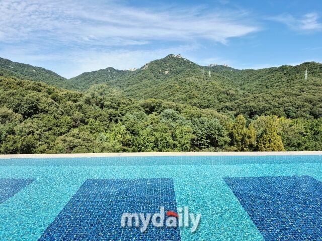 북한산이 한 눈에 보이는 안토 회원제 인피니티 풀. /방금숙 기자