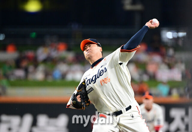 2025년 9월 26일 오후 대전 한화생명 볼파크에서 열린 '2025 신한 SOL뱅크 KBO 리그' LG 트윈스와 한화 이글스의 경기<br><br>한화 선발투수 류현진이 역투하고 있다.<br>