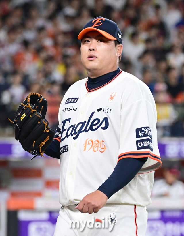 2025년 9월 26일 오후 대전 한화생명 볼파크에서 열린 '2025 신한 SOL뱅크 KBO 리그' LG 트윈스와 한화 이글스의 경기. 한화 선발투수 류현진이 5회초 투구를 마친 뒤 더그아웃으로 들어가고 있다./마이데일리