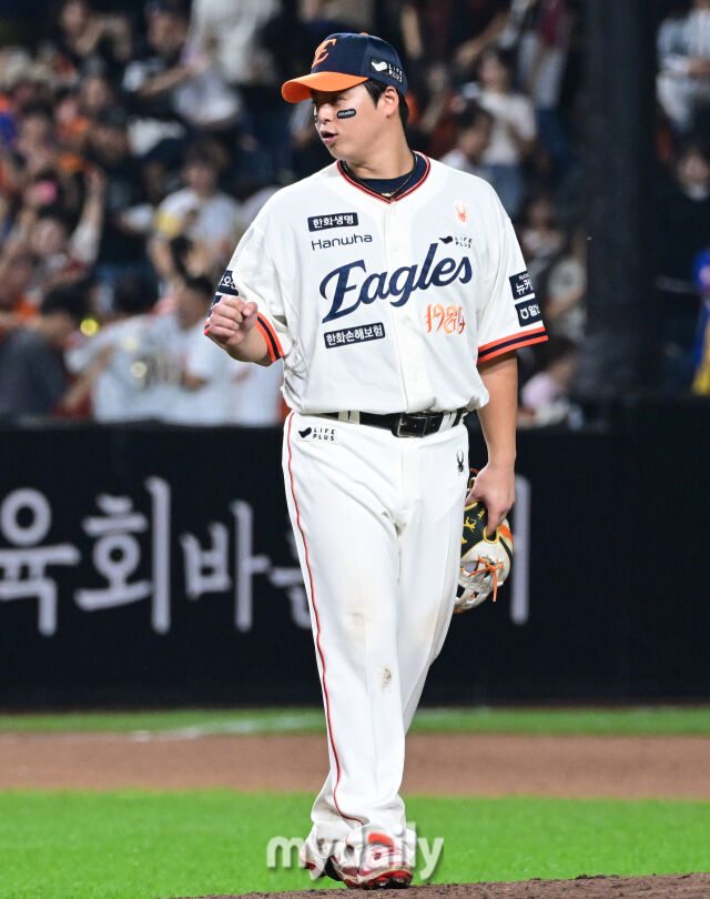 2025년 9월 26일 오후 대전 한화생명 볼파크에서 열린 '2025 신한 SOL뱅크 KBO 리그' LG 트윈스와 한화 이글스의 경기. 한화 노시환이 4-1로 승리한 뒤 기뻐하고 있다./마이데일리