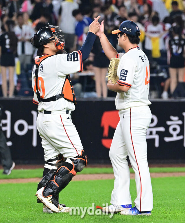 2025년 9월 26일 오후 대전 한화생명 볼파크에서 열린 '2025 신한 SOL뱅크 KBO 리그' LG 트윈스와 한화 이글스의 경기. 한화 김서현과 이재원이 4-1로 승리한 뒤 기뻐하고 있다./마이데일리