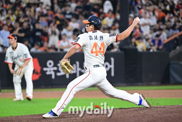 2025년 9월 26일 오후 대전 한화생명 볼파크에서 열린 '2025 신한 SOL뱅크 KBO 리그' LG 트윈스와 한화 이글스의 경기. 한화 김서현이 9회초 구원등판해 역투하고 있다./마이데일리