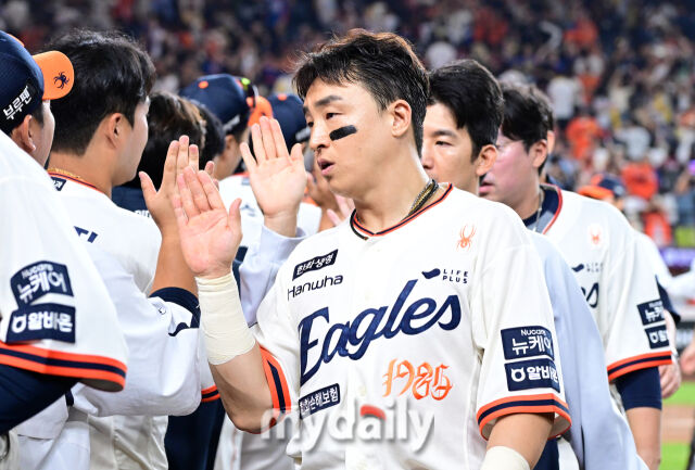 2025년 9월 26일 오후 대전 한화생명 볼파크에서 열린 '2025 신한 SOL뱅크 KBO 리그' LG 트윈스와 한화 이글스의 경기. 한화 손아섭이 4-1로 승리한 뒤 기뻐하고 있다./마이데일리
