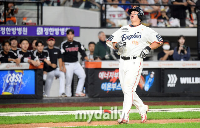 2025년 9월 26일 오후 대전 한화생명 볼파크에서 열린 '2025 신한 SOL뱅크 KBO 리그' LG 트윈스와 한화 이글스의 경기. 한화 3루 주자 노시환이 7회말 1사 2.3루서 한화 하주석의 투수 앞 땅볼 때 런다운에 걸려 포기하는 연기를 하고 있다./마이데일리