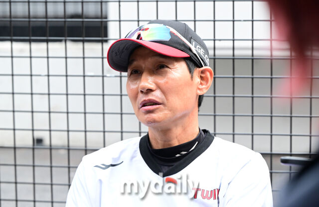 2025년 9월 27일 오후 대전 한화생명 볼파크에서 열린 '2025 신한 SOL뱅크 KBO 리그' LG 트윈스와 한화 이글스의 경기<br><br>LG 염경엽 감독이 취재진들과 이야기를 나누고 있다./마이데일리