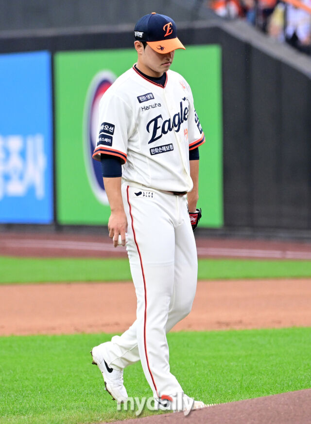 2025년 9월 27일 오후 대전 한화생명 볼파크에서 열린 '2025 신한 SOL뱅크 KBO 리그' LG 트윈스와 한화 이글스의 경기. 한화 선발투수 문동주가 1회초 6실점 한 뒤 허탈해하고 있다./마이데일리