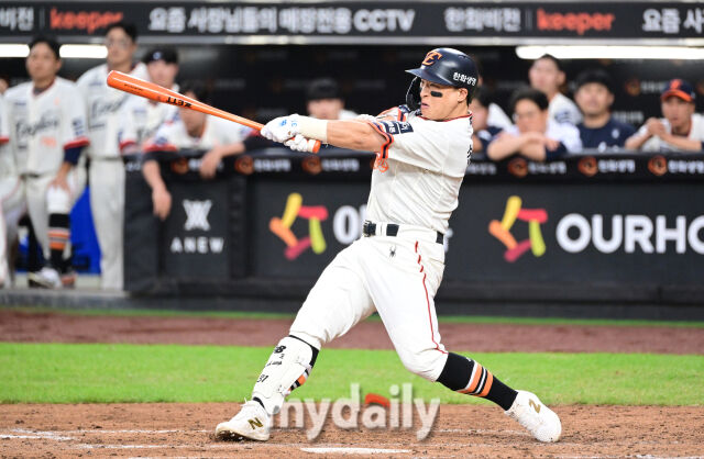 2025년 9월 27일 오후 대전 한화생명 볼파크에서 열린 '2025 신한 SOL뱅크 KBO 리그' LG 트윈스와 한화 이글스의 경기. 한화 손아섭이 3회말 2사 후 타격하고 있다./마이데일리