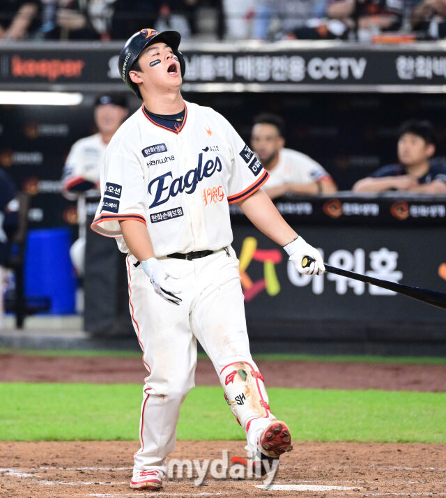 2025년 9월 27일 오후 대전 한화생명 볼파크에서 열린 '2025 신한 SOL뱅크 KBO 리그' LG 트윈스와 한화 이글스의 경기. 한화 노시환이 6회말 1사 2.3루서 삼진을 당하고 있다./마이데일리