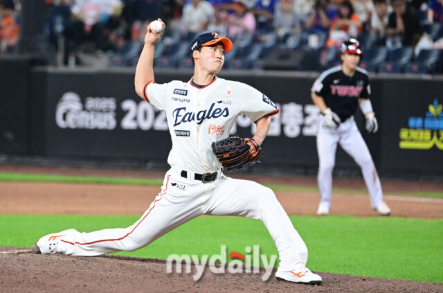 2025년 9월 27일 오후 대전 한화생명 볼파크에서 열린 '2025 신한 SOL뱅크 KBO 리그' LG 트윈스와 한화 이글스의 경기. 한화 엄상백이 7회초 구원등판해 역투하고 있다./마이데일리
