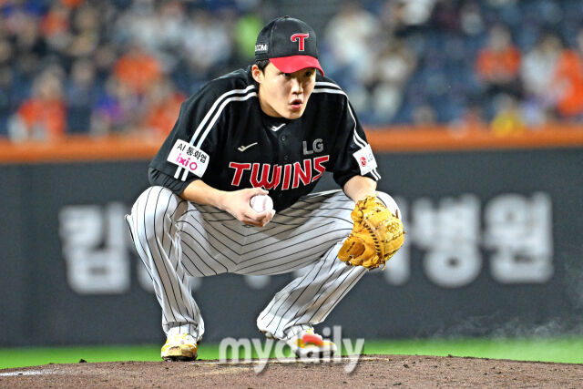 29일 대전 한화생명 볼파크 야구장에서 열린 '2025 신한 SOL BANK KBO리그' LG 트윈스와 한화 이글스 경기. LG 선발 임찬규가 투구 전 포수를 바라보고 있다./마이데일리