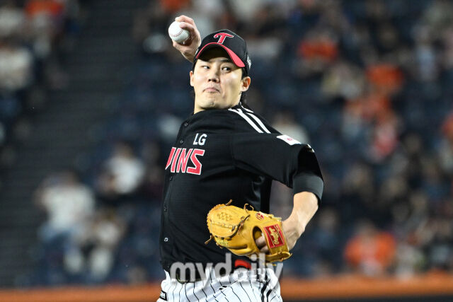 29일 대전 한화생명 볼파크 야구장에서 열린 '2025 신한 SOL BANK KBO리그' LG 트윈스와 한화 이글스 경기. LG 선발 임찬규가 힘차게 투구하고 있다./마이데일리