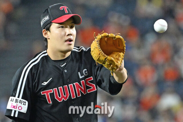 29일 대전 한화생명 볼파크 야구장에서 열린 '2025 신한 SOL BANK KBO리그' LG 트윈스와 한화 이글스 경기. LG 선발 임찬규가 힘차게 투구하고 있다./마이데일리