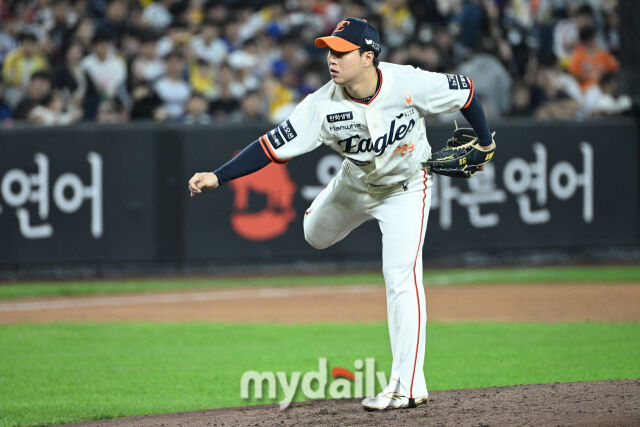 29일 대전 한화생명 볼파크 야구장에서 열린 '2025 신한 SOL BANK KBO리그' LG 트윈스와 한화 이글스 경기. 한화 김종수가 5회초 교체되 마운드에 올라 힘차게 투구하고 있다./마이데일리