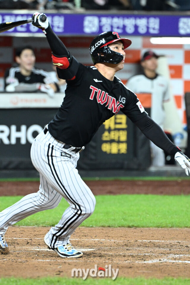 29일 대전 한화생명 볼파크 야구장에서 열린 '2025 신한 SOL BANK KBO리그' LG 트윈스와 한화 이글스 경기. LG 오지환이 5회초 1사에 솔로포를 치고 있다./마이데일리
