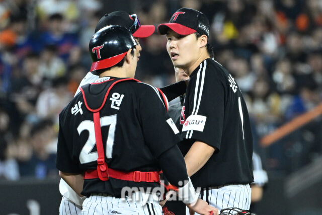 29일 대전 한화생명 볼파크 야구장에서 열린 '2025 신한 SOL BANK KBO리그' LG 트윈스와 한화 이글스 경기. LG 선발 임찬규가 6회말 무사 1루 한화 노시환에게 안타를 내주고 교체되고 있다./마이데일리