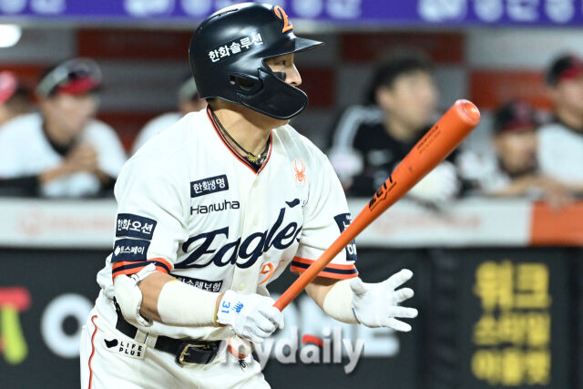 29일 대전 한화생명 볼파크 야구장에서 열린 '2025 신한 SOL BANK KBO리그' LG 트윈스와 한화 이글스 경기. 한화 손아섭이 6회말 2사 만루에 2타점 적시타를 치고 있다./마이데일리