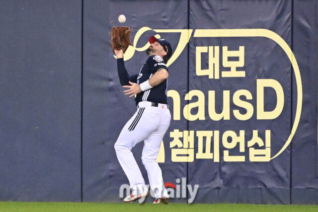 30일 서울 잠실야구장에서 열린 '2025 신한 SOL BANK KBO리그' 두산 베어스와 LG 트윈스 경기. 두산 케이브가 2회말 1사에 LG 오지환의 타구를 외야 담장 앞에서 잡아내고 있다./마이데일리