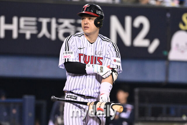 30일 서울 잠실야구장에서 열린 '2025 신한 SOL BANK KBO리그' 두산 베어스와 LG 트윈스 경기.<br><br>LG 박동원이 3회말 첫 타자로 나와 볼넷으로 출루하고 있다./마이데일리