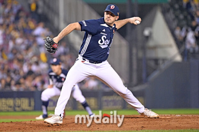 30일 서울 잠실야구장에서 열린 '2025 신한 SOL BANK KBO리그' 두산 베어스와 LG 트윈스 경기. 두산 잭로그가 3-0으로 앞선 7회말 교체되 마운드에 올랐다./마이데일리