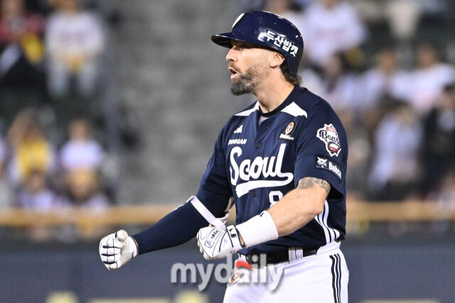 30일 서울 잠실야구장에서 열린 '2025 신한 SOL BANK KBO리그' 두산 베어스와 LG 트윈스 경기. 두산 케이브가 9회초 1사 1-2루에 2타점 적시 2루타를 친 후 기뻐하고 있다../마이데일리