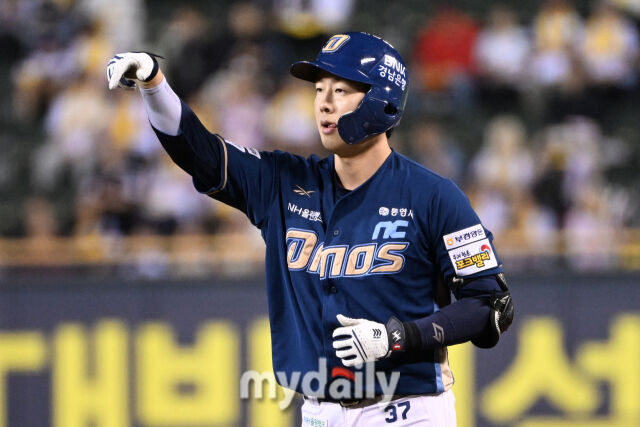 1일 서울 잠실야구장에서 열린 '2025 신한 SOL BANK KBO리그' NC 다이노스와 LG 트윈스 경기. NC 박건우가 1회초 2사에 안타를 친 후 기뻐하고 있다./마이데일리