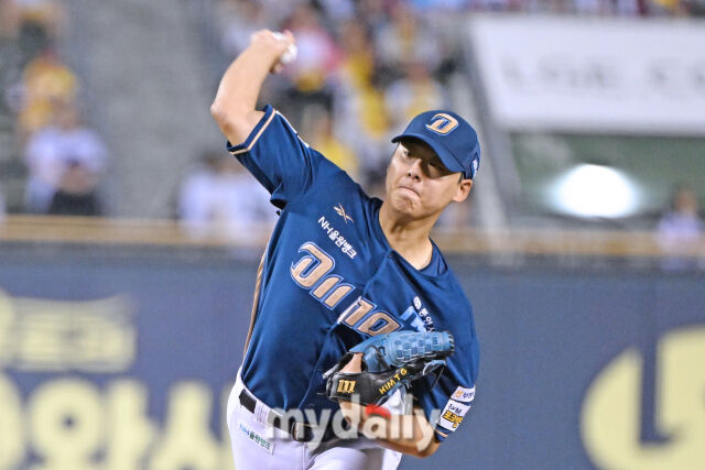 1일 서울 잠실야구장에서 열린 '2025 신한 SOL BANK KBO리그' NC 다이노스와 LG 트윈스 경기. NC 선발 김태경이 힘차게 투구하고 있다./마이데일리