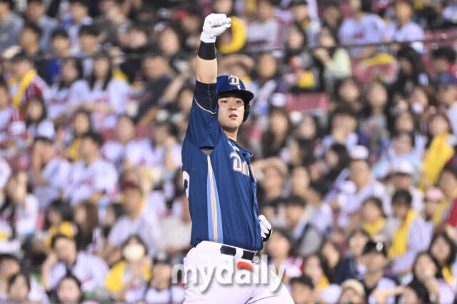 1일 서울 잠실야구장에서 열린 '2025 신한 SOL BANK KBO리그' NC 다이노스와 LG 트윈스 경기. NC 김형준이 4회초 1사 만루에 2타점 적시타를 친 후 기뻐하고 있다./마이데일리