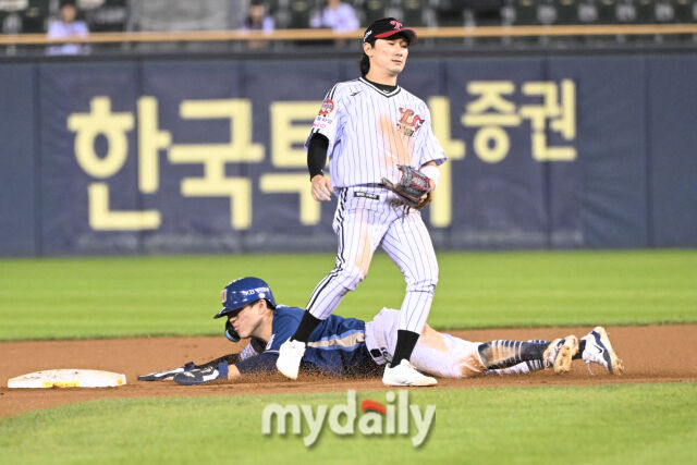 1일 서울 잠실야구장에서 열린 '2025 신한 SOL BANK KBO리그' NC 다이노스와 LG 트윈스 경기. NC 최원준이 6회초 2사 1루에 도루를 성공하고 있다./마이데일리