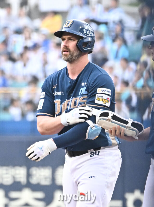 6일 오후 대구광역시 수성구 대구삼성라이온즈파크에서 진행된 '2025 프로야구 KBO리그 포스트시즌' 와일드카드 결정전 1차전 삼성라이온즈와 NC다이노스의 경기.<br><br>NC 데이비슨이 1회초 1사 1,2루서 1타점 적시타를 터뜨린 뒤 환호하고 있다./마이데일리