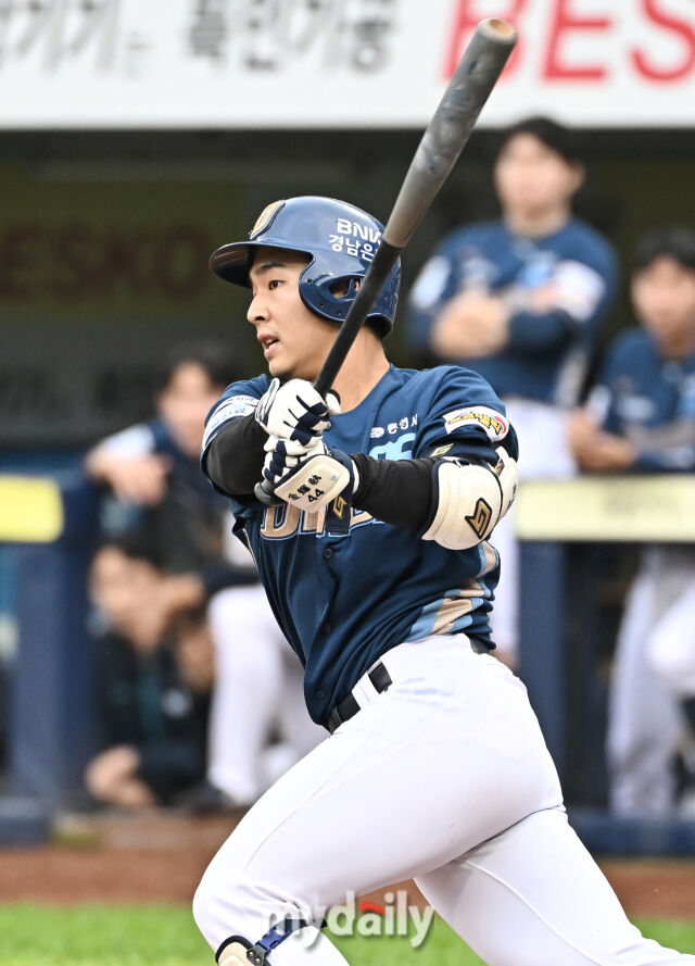 6일 오후 대구광역시 수성구 대구삼성라이온즈파크에서 진행된 '2025 프로야구 KBO리그 포스트시즌' 와일드카드 결정전 1차전 삼성라이온즈와 NC다이노스의 경기. NC 김휘집이 2회초 1사 3루서 1타점 내야 땅볼을 치고 있다./마이데일리