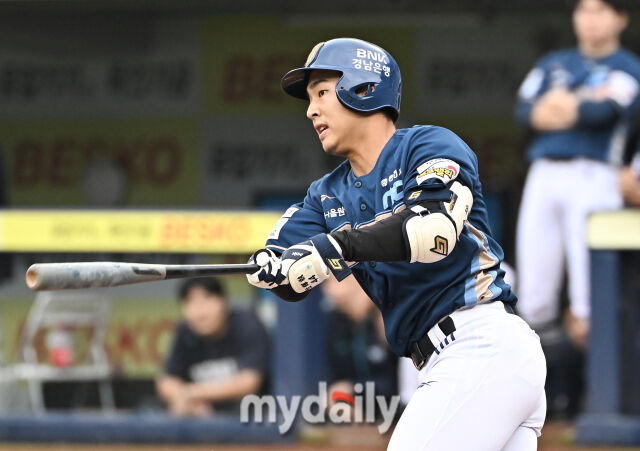 6일 오후 대구광역시 수성구 대구삼성라이온즈파크에서 진행된 '2025 프로야구 KBO리그 포스트시즌' 와일드카드 결정전 1차전 삼성라이온즈와 NC다이노스의 경기. NC 김휘집이 2회초 1사 3루서 1타점 태야 땅볼을 치고 있다./마이데일리