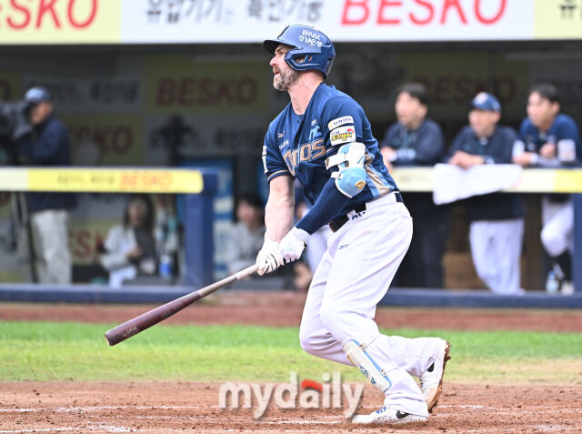 6일 오후 대구광역시 수성구 대구삼성라이온즈파크에서 진행된 '2025 프로야구 KBO리그 포스트시즌' 와일드카드 결정전 1차전 삼성라이온즈와 NC다이노스의 경기. NC 데이비슨이 5회초 2사 1,3루서 1타점 적시타를 터뜨리고 있다./마이데일리