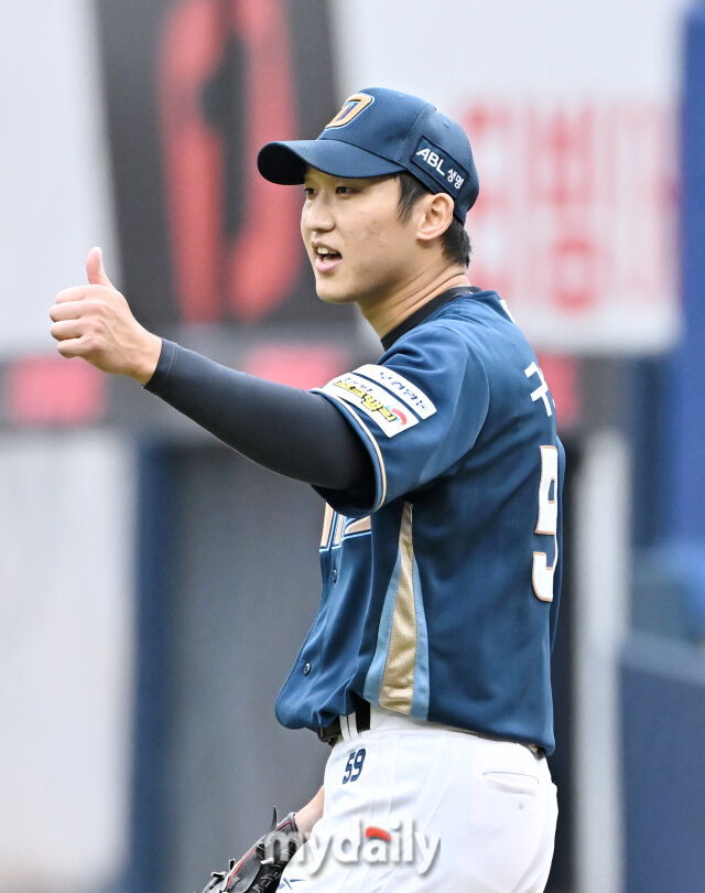 6일 오후 대구광역시 수성구 대구삼성라이온즈파크에서 진행된 '2025 프로야구 KBO리그 포스트시즌' 와일드카드 결정전 1차전 삼성라이온즈와 NC다이노스의 경기. NC 구창모가 아웃을 잡아낸 뒤 야수들에 엄지를 치켜 세우고 있다./마이데일리