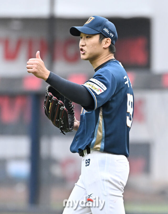 6일 오후 대구광역시 수성구 대구삼성라이온즈파크에서 진행된 '2025 프로야구 KBO리그 포스트시즌' 와일드카드 결정전 1차전 삼성라이온즈와 NC다이노스의 경기. NC 구창모가 아웃을 잡아낸 뒤 야수들에 환호하고 있다./마이데일리