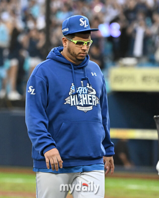 6일 오후 대구광역시 수성구 대구삼성라이온즈파크에서 진행된 '2025 프로야구 KBO리그 포스트시즌' 와일드카드 결정전 1차전 삼성라이온즈와 NC다이노스의 경기. 삼성 후라도가 1-4로 패한 뒤 아쉬워 하고 있다./마이데일리