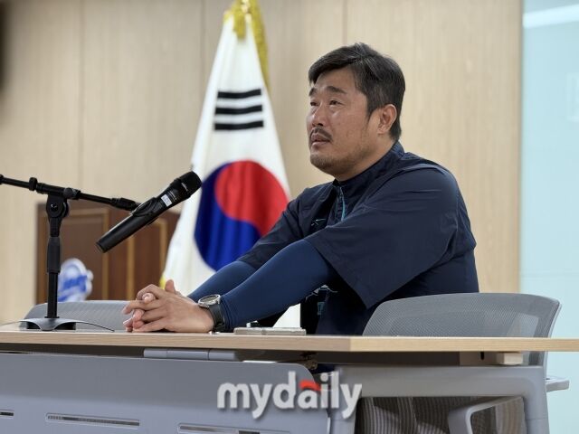 7일 경기에 앞서 인터뷰 중 눈물을 흘린 NC 다이노스 이호준 감독./마이데일리