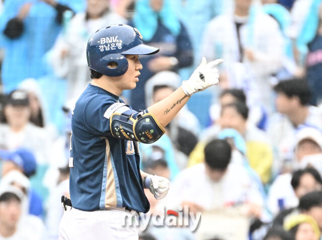 7일 오후 대구광역시 수성구 대구삼성라이온즈파크에서 진행된 '2025 프로야구 KBO리그 포스트시즌' 와일드카드 결정전 1차전 삼성라이온즈와 NC다이노스의 경기. NC 박민우가 4회초 선두타자로 나서 안타를 친 뒤 환호하고 있다./마이데일리