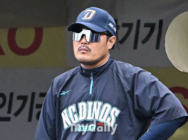 7일 오후 대구광역시 수성구 대구삼성라이온즈파크에서 진행된 '2025 프로야구 KBO리그 포스트시즌' 와일드카드 결정전 1차전 삼성라이온즈와 NC다이노스의 경기.<br><br>NC 이호준 감독이 선수들을 지켜보고 있다.