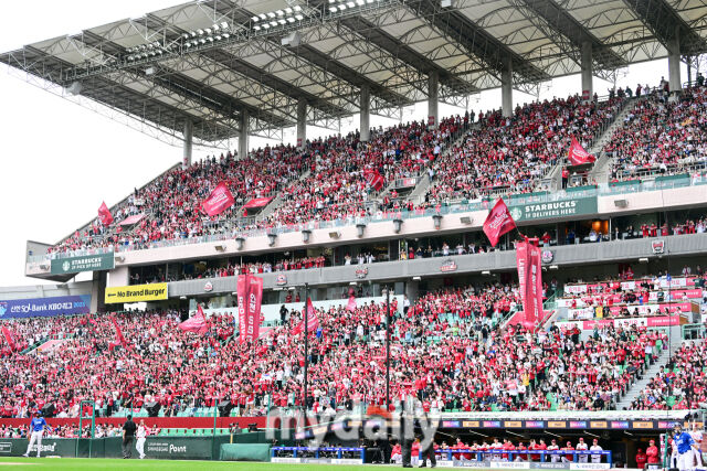 2025년 10월 9일 인천 SSG랜더스필드에서 진행된 '2025 신한 SOL뱅크 KBO리그 준플레이오프' 1차전 삼성-SSG의 경기가 매진을 기록했다./마이데일리