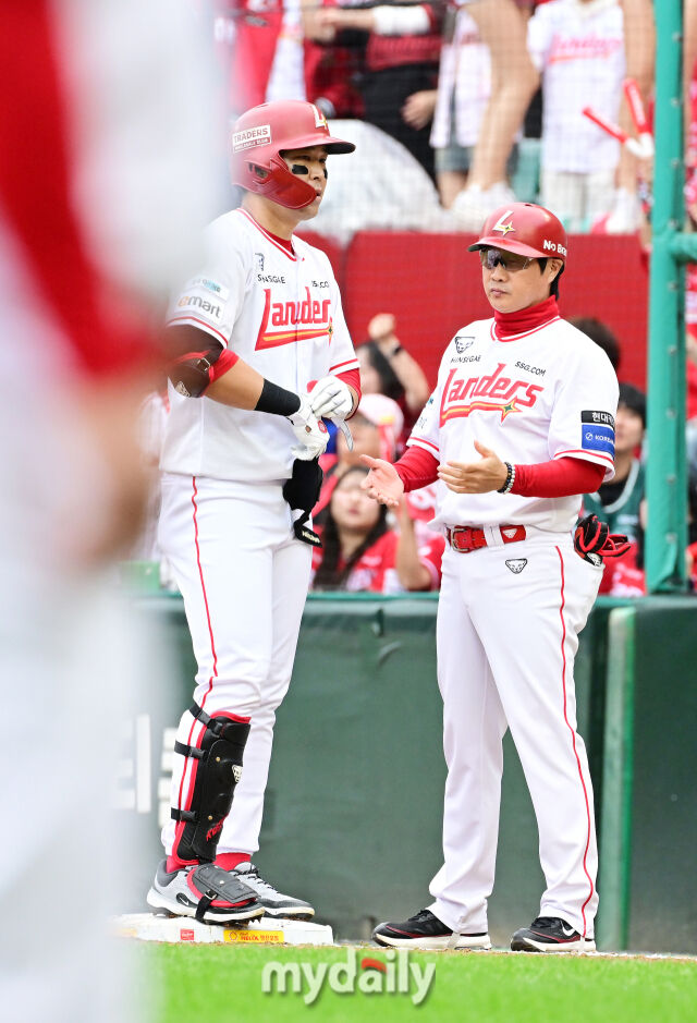 2025년 10월 9일 인천 SSG랜더스필드에서 진행된 '2025 신한 SOL뱅크 KBO리그 준플레이오프' 1차전 삼성-SSG의 경기. SSG 한유섬이 2회말 선두타자 안타를 때린 뒤 기뻐하고 있다./마이데일리