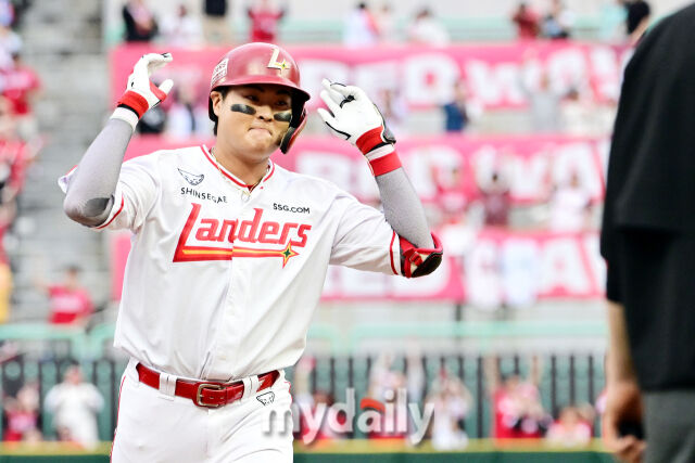 2025년 10월 9일 인천 SSG랜더스필드에서 '2025 신한 SOL뱅크 KBO리그 준플레이오프' 1차전 삼성-SSG의 경기.<br><br>SSG 고명준이 5-0으로 뒤지던 7회말 1사 1루에서 삼성 김태훈을 상대로 2점 홈런을 때린 뒤 세리머니를 펼치고 있다./마이데일리