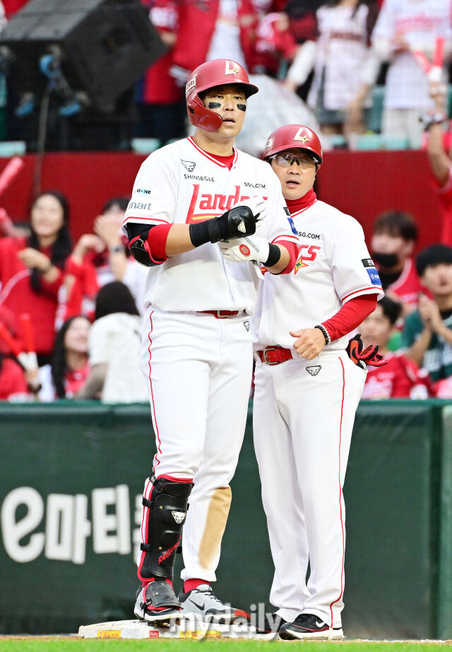 2025년 10월 9일 인천 SSG랜더스필드에서 '2025 신한 SOL뱅크 KBO리그 준플레이오프' 1차전 삼성-SSG의 경기. SSG 한유섬이 8회말 2사 1루에서 안타를 때린 뒤 기뻐하고 있다./마이데일리