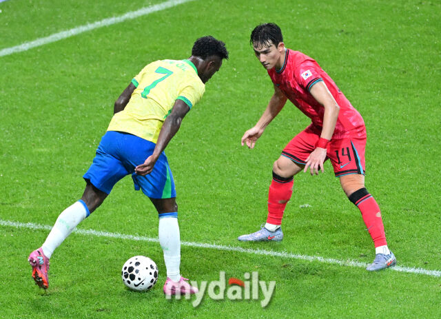 2025년 10월 10일 서울월드컵경기장에서 하나은행 초청 축구국가대표팀 친선경기 대한민국과 브라질의 경기가 열렸다. 대한민국 조유민이 브라질 비니시우스를 수비하고 있다./마이데일리 DB