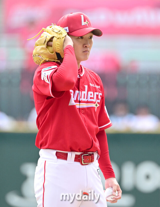 2025년 10월 11일 오후 인천 SSG랜더스필드에서 '2025 신한 SOL Bank KBO 포스트시즌' 삼성 라이온즈와 SSG 랜더스의 준플레이오프 2차전이 열렸다. SSG 선발투수 김건우가 투구를 준비하고 있다./마이데일리