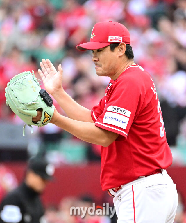 2025년 10월 11일 오후 인천 SSG랜더스필드에서 열린 '2025 신한 SOL Bank KBO 포스트시즌' 삼성 라이온즈와 SSG 랜더스의 준플레이오프 2차전 경기. SSG 노경은이 7회초 투구를 마친 뒤 기뻐하고 있다./마이데일리