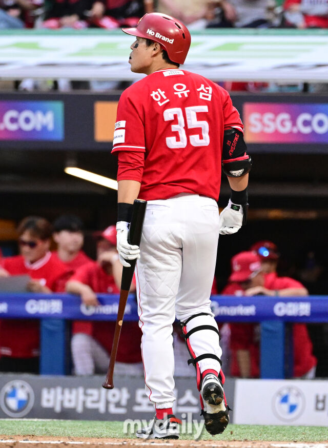 2025년 10월 11일 오후 인천 SSG랜더스필드에서 열린 '2025 신한 SOL Bank KBO 포스트시즌' 삼성 라이온즈와 SSG 랜더스의 준플레이오프 2차전 경기/ SSG 한유섬이 8회말 1사 후 삼진을 당하고 더그아웃으로 들어가고 있다./마이데일리