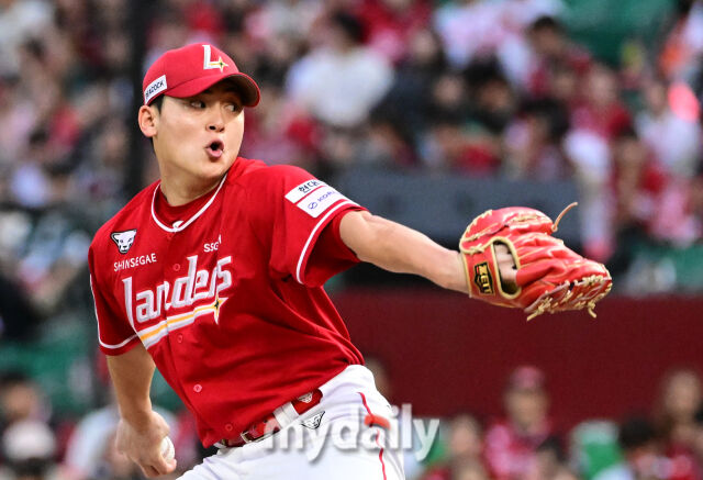2025년 10월 11일 오후 인천 SSG랜더스필드에서 열린 '2025 신한 SOL Bank KBO 포스트시즌' 삼성 라이온즈와 SSG 랜더스의 준플레이오프 2차전 경기. SSG 조병현이 9회초 구원등판해 역투하고 있다./마이데일리
