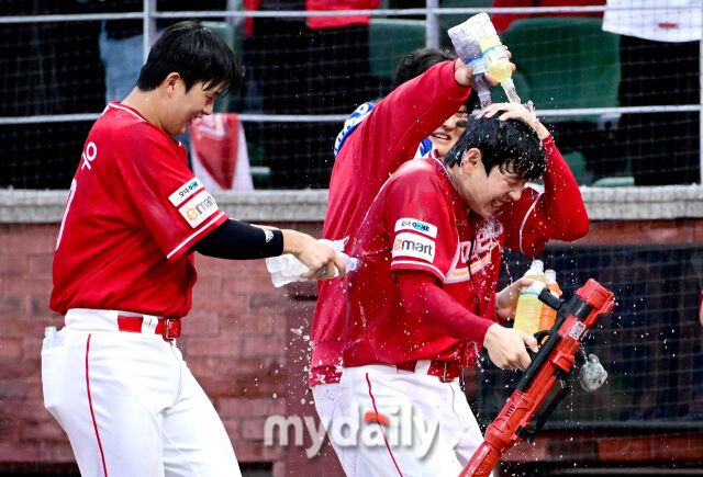 2025년 10월 11일 오후 인천 SSG랜더스필드에서 열린 '2025 신한 SOL Bank KBO 포스트시즌' 삼성 라이온즈와 SSG 랜더스의 준플레이오프 2차전 경기. SSG 김성욱이 9회말 1사 후 끝내기 홈럼으로 4-3으로 승리를 이끈 뒤 동료들로부터 물세례를 받고 있다./마이데일리
